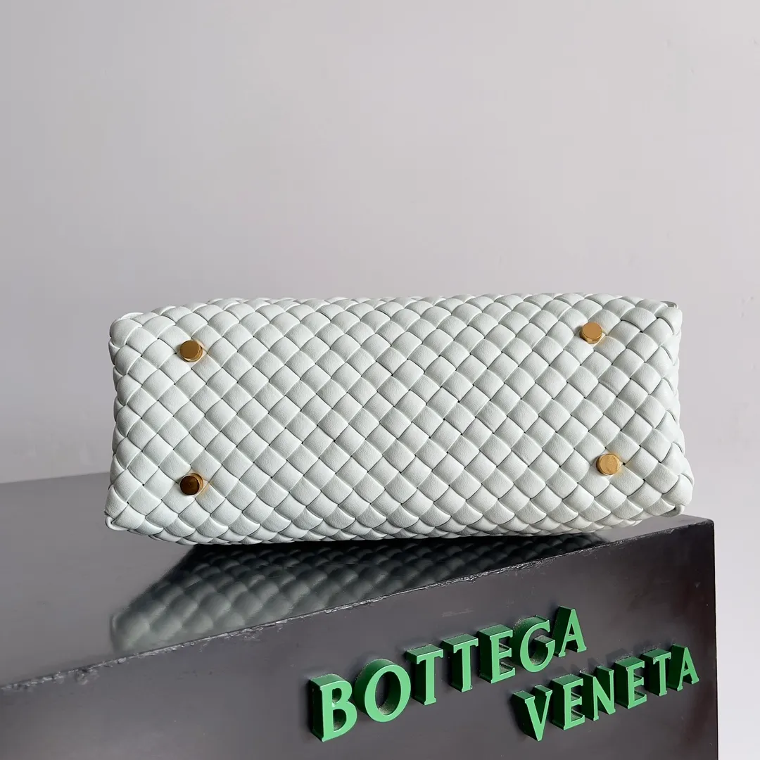 Batch 2320 BV patti bag is full of three-dimensional quilted leather strips. Low-key luxury is often hidden in details and craftsmanship. This bag opens and closes casually, and is simple and elegant overall. It is equipped with a detachable shoulder strap, which can be carried cross-body or carried by hand to match different outfits. The interior is designed with double layers and a small zippered compartment to ensure the safety of private items. No matter the capacity, shape or privacy, it is full of security when you go out. Style number: 776783 Size: 19*26*11cm